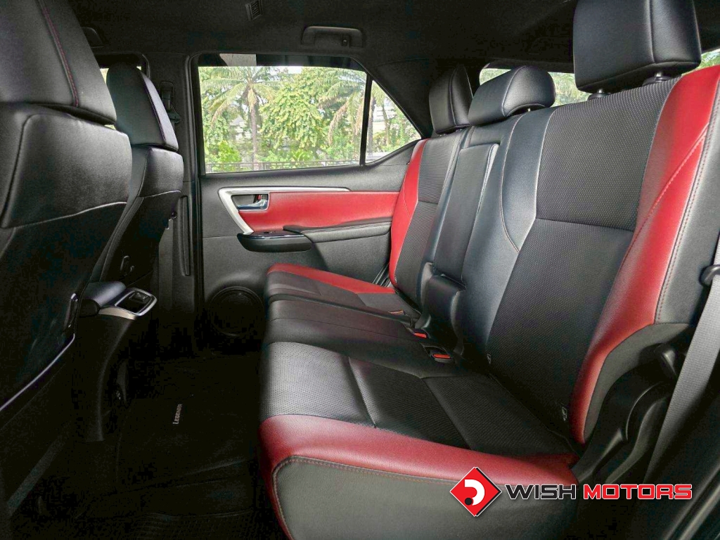 TOYOTA FORTUNER 2.4 Legender AT ปี 2021 #12 (L)