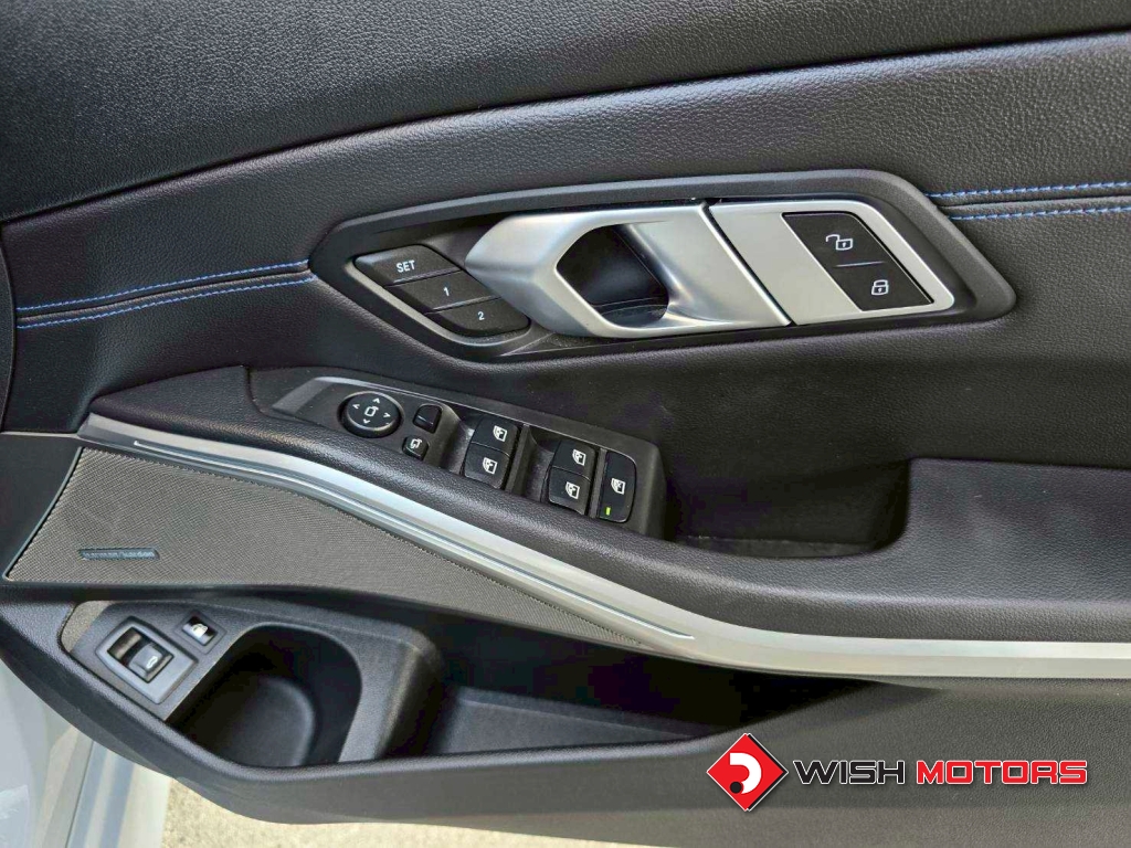 BMW SERIES 3 330e Plug-in Hybrid AT ปี 2022 #19 (L)