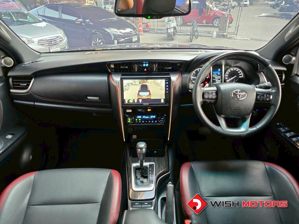 TOYOTA FORTUNER 2.4 Legender AT ปี 2021 #12 (L)
