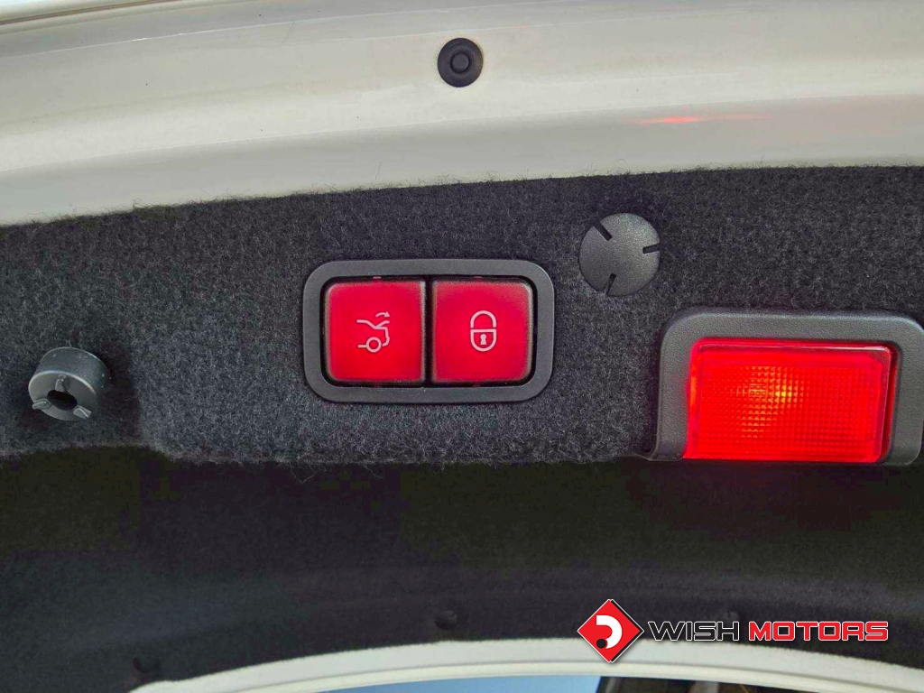 MERCEDES-BENZ C-CLASS C 300e AMG Dynamic AT ปี 2020 #20 (L)