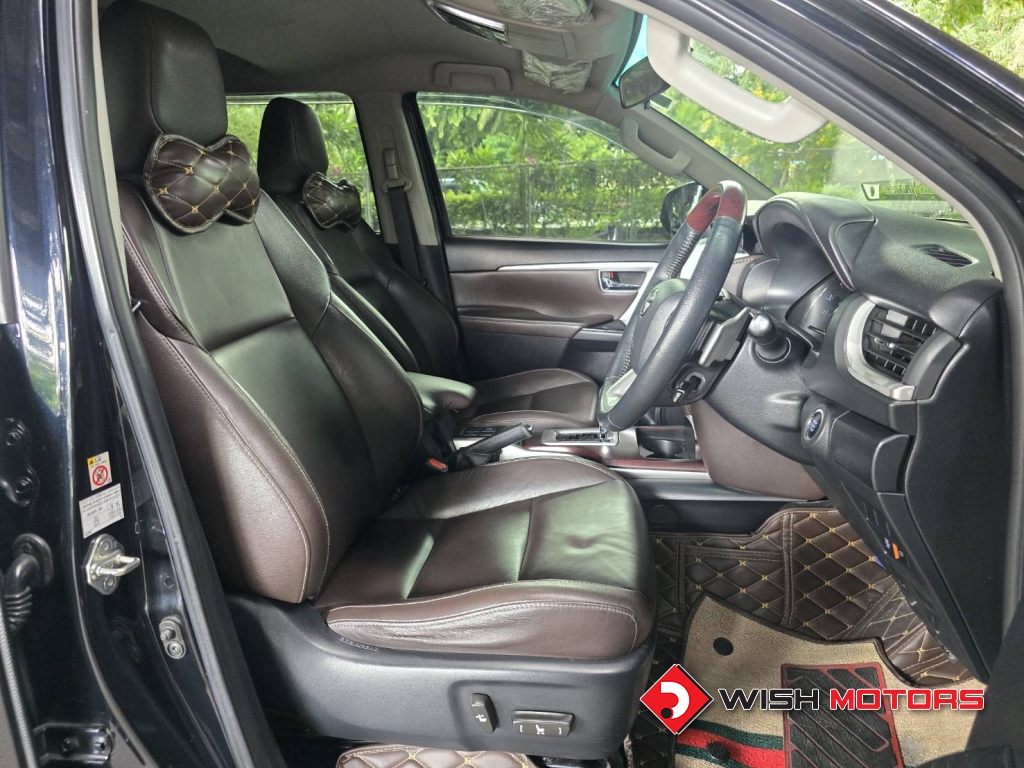 TOYOTA FORTUNER 2.4 [V] AT4WD. ปี 2018 #10 (L)