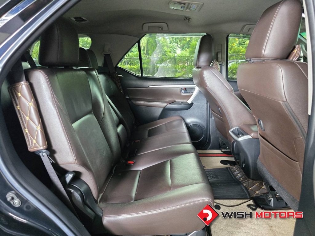 TOYOTA FORTUNER 2.4 [V] AT4WD. ปี 2018 #11 (L)