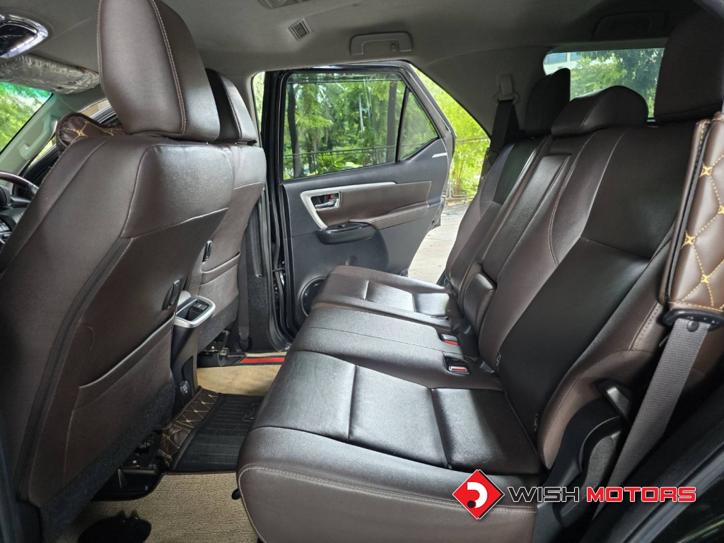 TOYOTA FORTUNER 2.4 [V] AT4WD. ปี 2018 #13 (L)