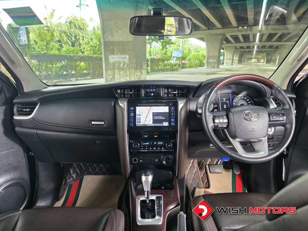 TOYOTA FORTUNER 2.4 [V] AT4WD. ปี 2018 #15 (L)